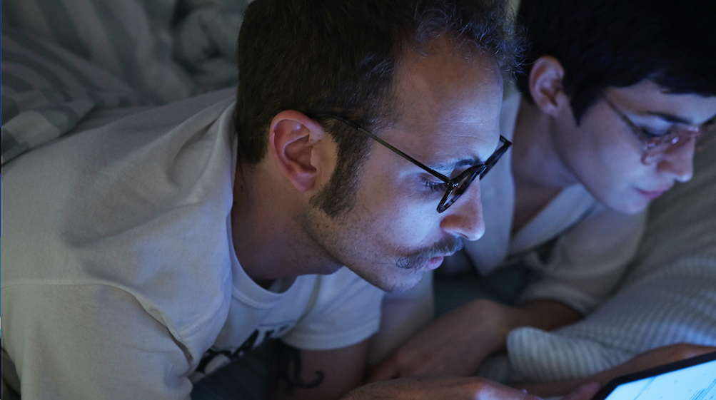 ¿Cómo afecta la luz de las pantallas a tu piel?