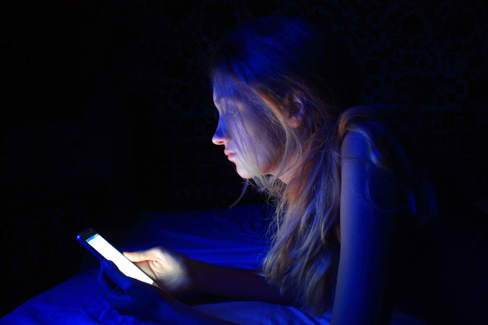 ¿Sabes cómo está afectando la luz azul a tu salud?