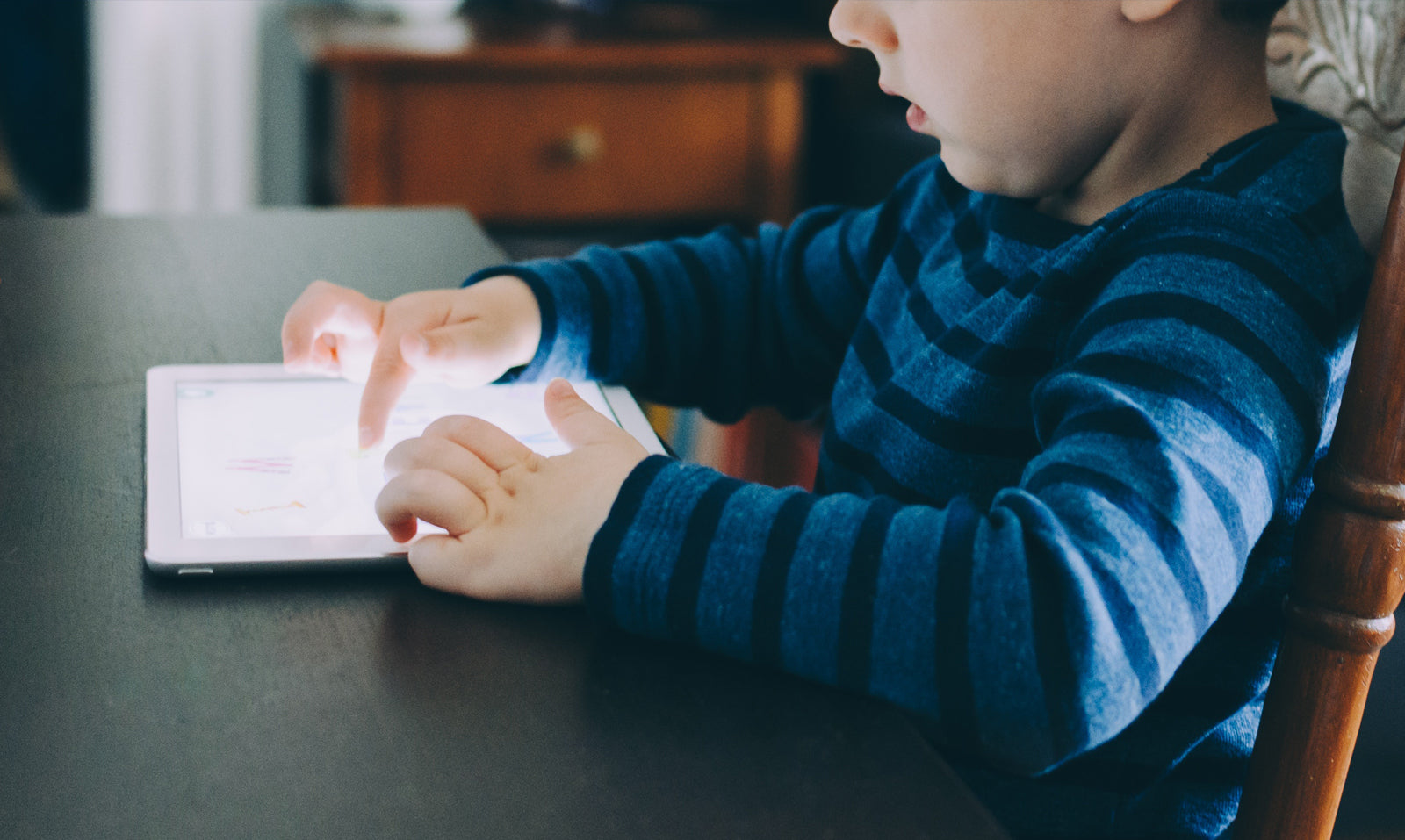 ¿Están tus hijos pasando demasiado tiempo frente a las pantallas?