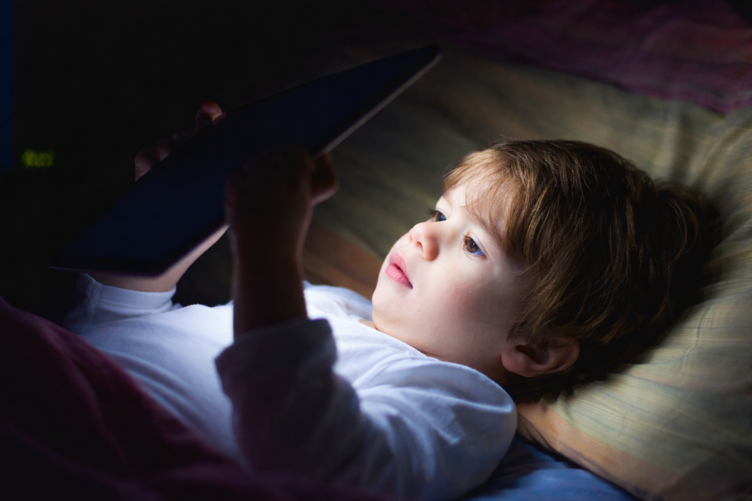 Pantallas y sueño en niños: cómo afecta la luz azul antes de dormir